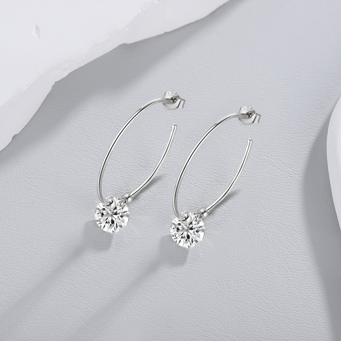 Top-quality Moissanite Luxury And Fashionable Light Luxury Jewelry Silver Stud Earrings S925 Silver Plated Platinum